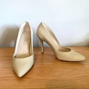Cream Colored Aldo Snake Skin Pumps. Size 7